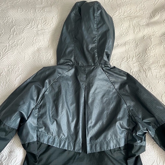 Nike Women's Two-Tone Windbreaker Jacket - Picture 10 of 11